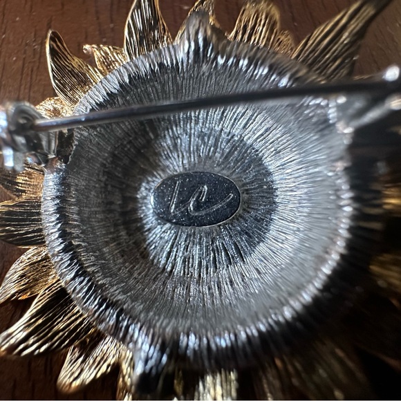 Liz Claiborne Sunflower with Bee Brooch - Picture 5 of 6